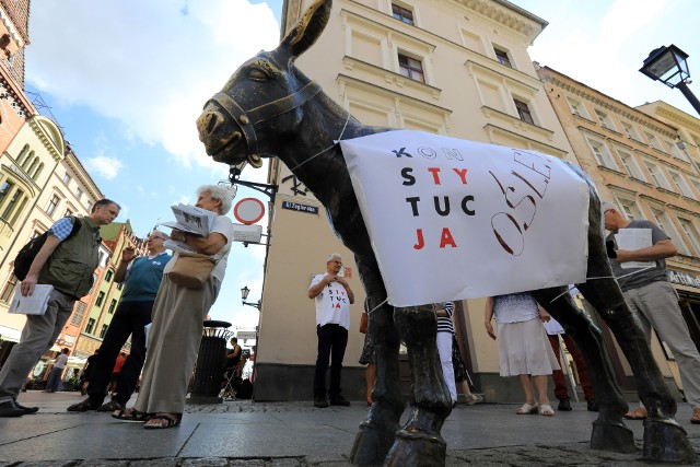 Osioł, Filutek, Mieszczka, Handlarka oraz Kargul i Pawlak – znane i popularne toruńskie figury dziś zostały okryte koszulkami lub banerami z napisem „Konstytucja”.