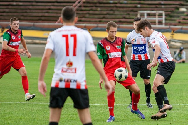 W 4. kolejce IV ligi KP Polonia Bydgoszcz zdobyła wreszcie pierwsze punkty w sezonie. I od razu trzy! Podopieczni Włodzimierza Koreckiego pokonali na własnym boisku Unię Gniewkowo 4:3 (1:1). „Zwycięstwo dla WIKTORA!!!” - tak klub ze Sportowej podsumowuje na Facebooku sobotni mecz. Przed meczem minutą ciszy uczono pamięć zmarłego tragicznie w czwartkowym w wypadku samochodowym 21-letniego Wiktora Gręzickiego, zawodnika KP Polonia wypożyczonego do V-ligowego Piasta Złotniki Kujawskie.Poloniści dwukrotnie musieli gonić wynik. Hat-trickiem popisał się piłkarz gości Mateusz Grudziński, ale to nie wystarczyło nawet do remisu. Gospodarze i goście kończyli mecz w „10” (czerwone kartki, odpowiednio: 90+5 minuta dla Polonii - 82 minuta dla Unii).Sędzia Bartosz Roszyk (Toruń) podyktował cztery rzuty karne – wszystkie wykorzystane.Goście nie mogą pogodzić się z porażką. „Bardzo sportowe zachowanie KP Polonia Bydgoszcz, którzy gdy przegrywali wyciągali dodatkowe piłki. Teraz, przy zmianie wyniku, wszystkie piłki zostały schowane do worków” - można przeczytać żale Unii na Facebooku.KP Polonia Bydgoszcz – Unia Gniewkowo 4:3 (1:1). Bramki: Tomasz Sarnowski (34-karny, 83-karny), Damian Adamski (68, 78) - Mateusz Grudziński (13-wolny, 56-karny, 88 karny).ZOBACZ ZDJĘCIA Z BOISKA i Z TRYBUN NA SPORTOWEJ >>>>>