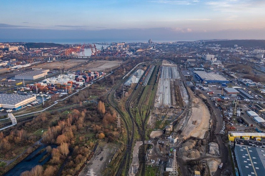 Postępy w przebudowie węzła kolejowego Gdynia Port. Zmodernizowany już w 30 proc. [ZDJECIA]