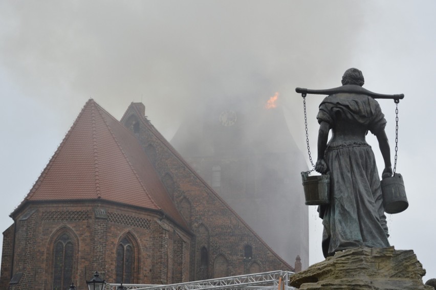 Strażacka akcja gaśnicza trwała kilkanaście godzin. W jej...