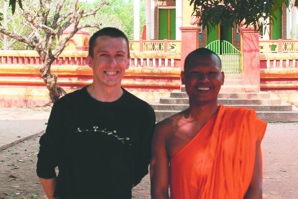 Adam Guzowski z mnichem w Kambodży