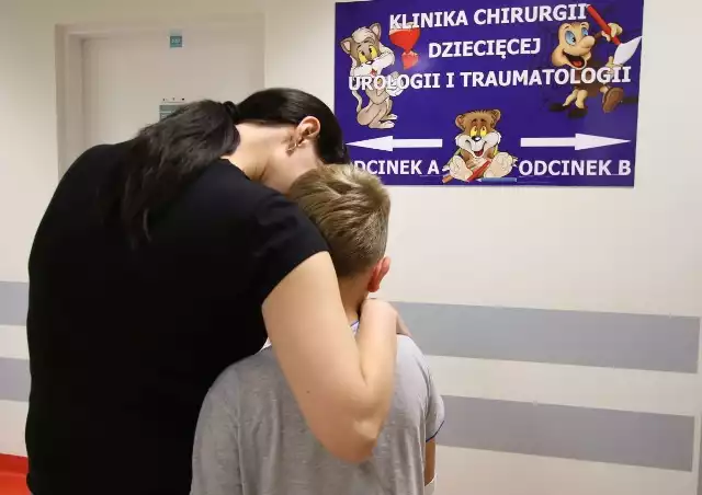 Ośmiolatek przebywa razem ze swoją mamą w Klinice Chirurgii Dziecięcej  Wojewódzkiego Szpitala Zespolonego w Kielcach.