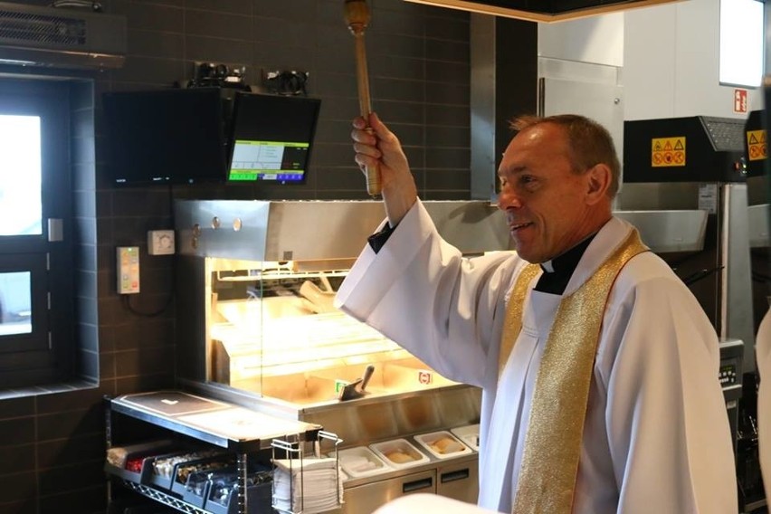 Ksiądz poświęcił McDonald'sa w Nakle. Episkopat komentuje: "błogosławieństwo chroni od złych rzeczywistości nadprzyrodzonych"