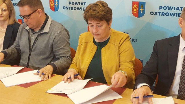 We wtorek, 25 kwietnia w starostwie powiatowym w Ostrowcu Świętokrzyskim starosta Marzena Dębniak podpisała umowę na remont drogi powiatowej z prezesem  Andrzejem Gieradą z firmy Trakt, wykonawcą inwestycji.