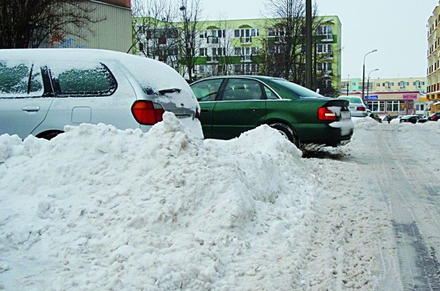 Z tak zasypanego parkingu nie sposób wyjechać. Kierowcy często przerzucają więc śnieg z powrotem na drogę.