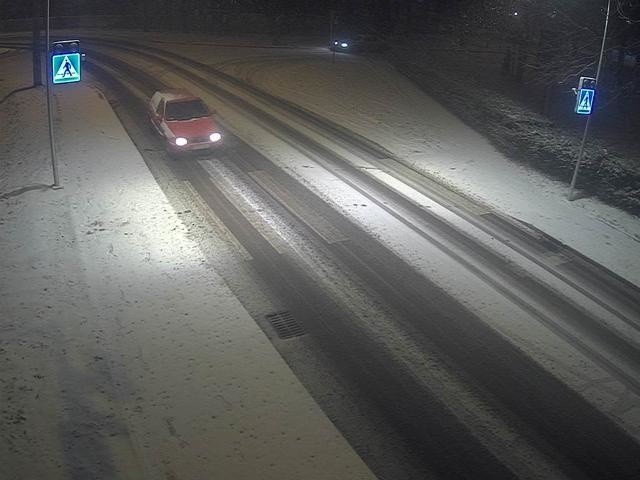 Opady śniegu w Małopolsce. Trudne warunki na drogach [PROGNOZA]