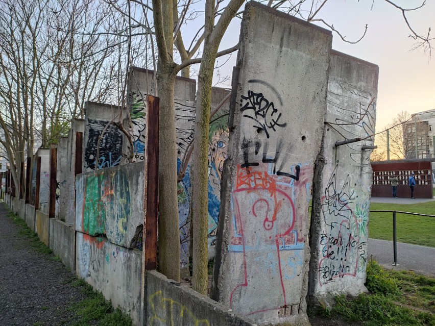 Płyty, z których zbudowano Mur Berliński można do dziś...