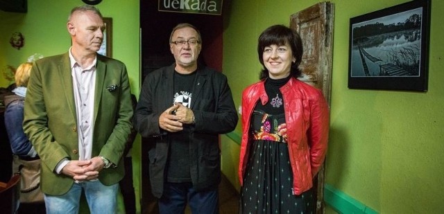 Autorka zdjęć Joanna Szymczuch (z prawej) z fotografikiem Andrzejem Ładą oraz właścicielem Polnego Konika Robertem Majem.
