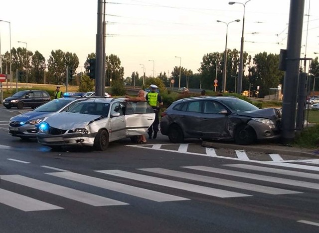 Do wypadku doszło w czwartek, 20 czerwca, na rondzie Santockim w Gorzowie. Kierujący renault wjechał na rondo na czerwonym świetle i uderzył w toyotę.