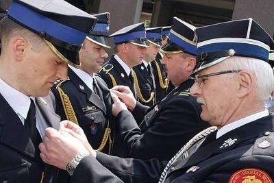 Odznaczeni brązowymi medalami "Za zasługi dla pożarnictwa". Na pierwszym planie ogn. Robert Pietruszka (z lewej) i wiceprezes wojewódzkiego Związku OSP RP Władysław Kucharski. FOT. BOGDAN PASEK