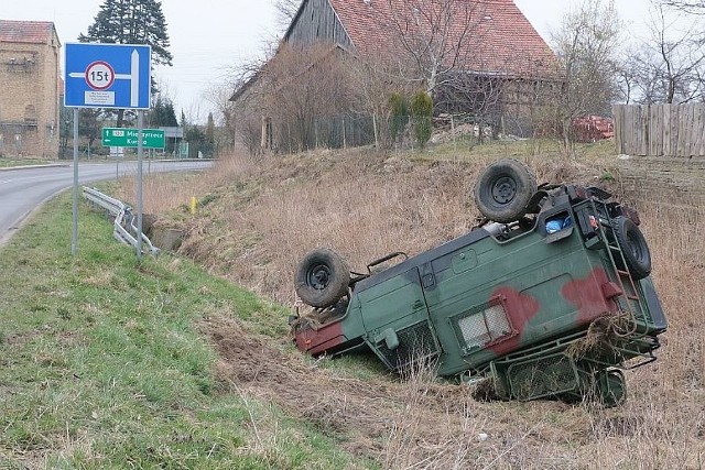 W wojskowym Hookerze jechali żołnierze z Bydgoszczy. Podróż zakończyli na zakręcie w Pieskach.