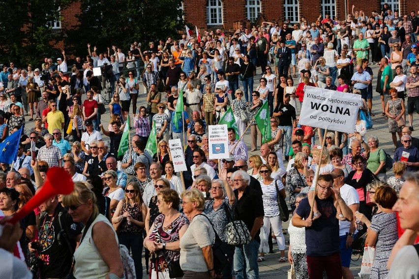 Protest na Placu Solidarności przeciwko reformie sądów. Przyszedł tłum [zdjęcia, wideo] 