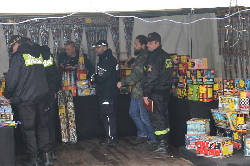 Policja kontroluje punkty sprzedaży fajerwerków w Szczecinie [zdjęcia]