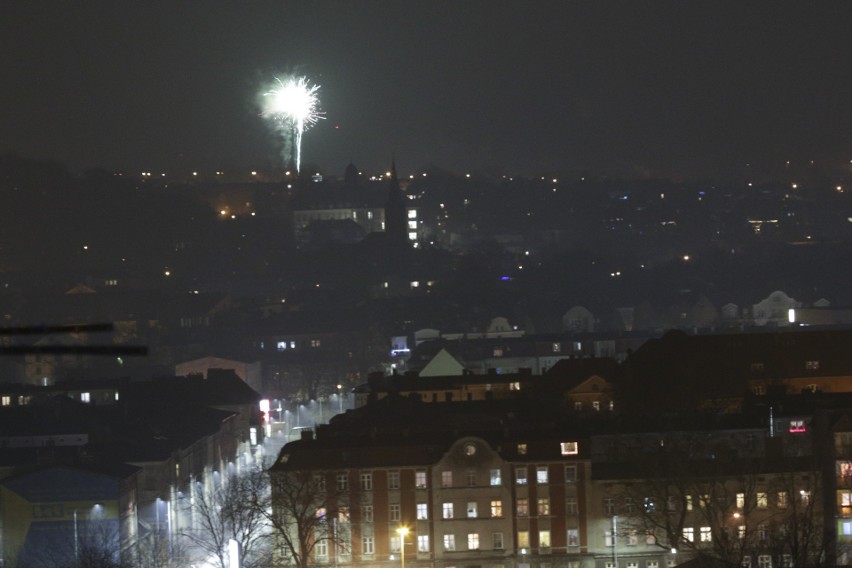 Słupsk przywitał Nowy Rok 2021. Niebo nad miastem rozbłysnęło od fajerwerków [ZDJĘCIA]