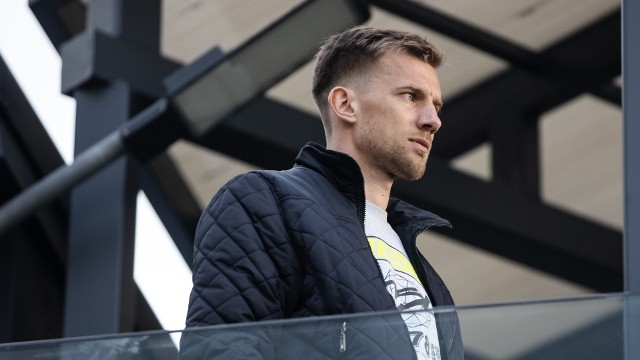 Łukasz Burliga w ubiegłym sezonie uzyskał trenerską licencję UEFA A. W Kalwariance wiosną był asystentem trenera, w lipcu został I szkoleniowcem. Pozostaje aktywnym zawodnikiem.