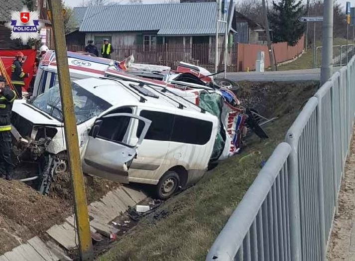 Wypadek w Przytocznie. Karetka zderzyła się z busem. Są ranni