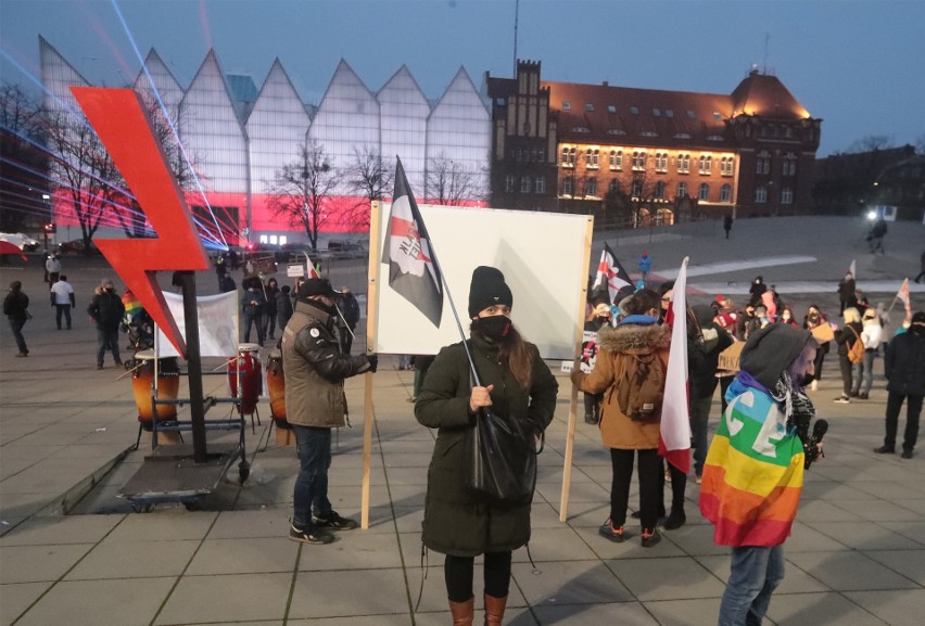 Plac Solidarności w Szczecinie. Spotkanie w 39. rocznicę wprowadzenia stanu wojennego - 13.12.2020