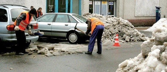 Miejmy nadzieję, iż służby miejskie usuną do poniedziałku śnieg z miejsc parkingowych w strefie. Pogoda powinna pomóc.