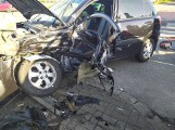 Makabryczny wypadek karetki z samochodem w Siewierzu na DK1. Ratownik został ranny