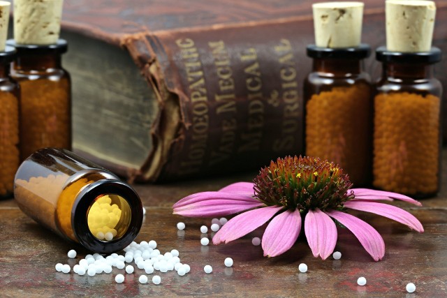 Leki homeopatyczne dostępne są w postaci cukrowych granulek, ale także kropli, tabletek, maści, żelów i kremów