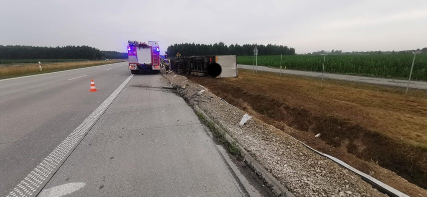 Groźny wypadek na S5 pod Bydgoszczą. Ciężarówka staranowała barierę i przewróciła się na bok [zdjęcia]