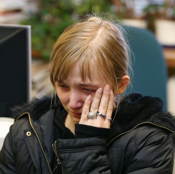 Pani Dominika Ciesielska, córka zmarłego, jest zrozpaczona.