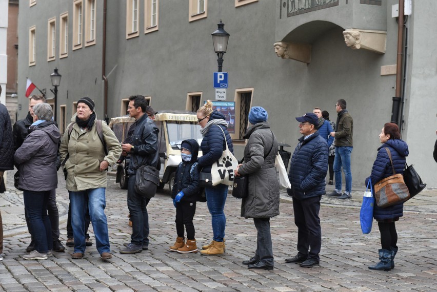 Poznań: Kolejka po flagi Polski na Starym Rynku....