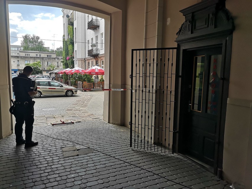 Napad na kantor w Częstochowie. Policja poszukuje niebieskiego bmw o rejestracji rozpoczynającej się od KR. MAMY NAGRANIE Z MONITORINGU 