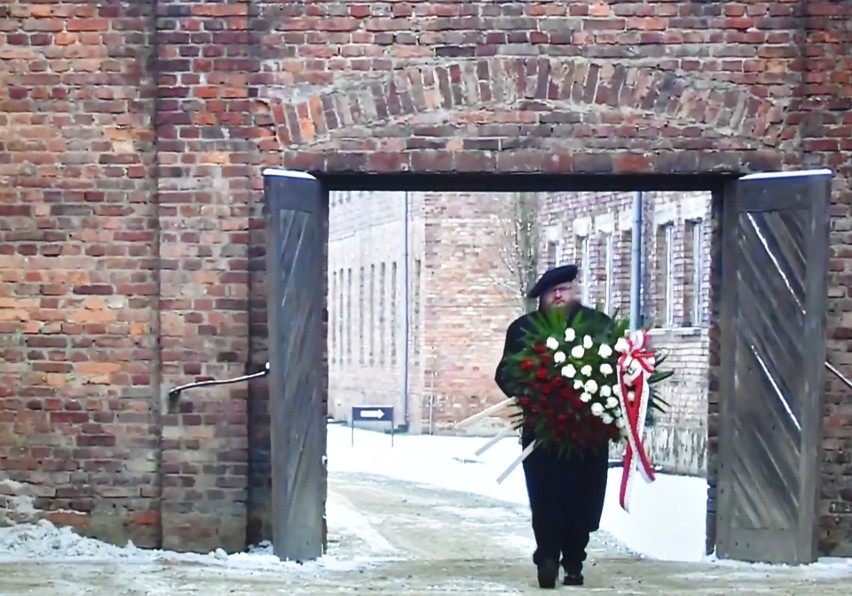 W dniu rocznicy wieniec pod Ścianą Śmierci w Auschwitz I...