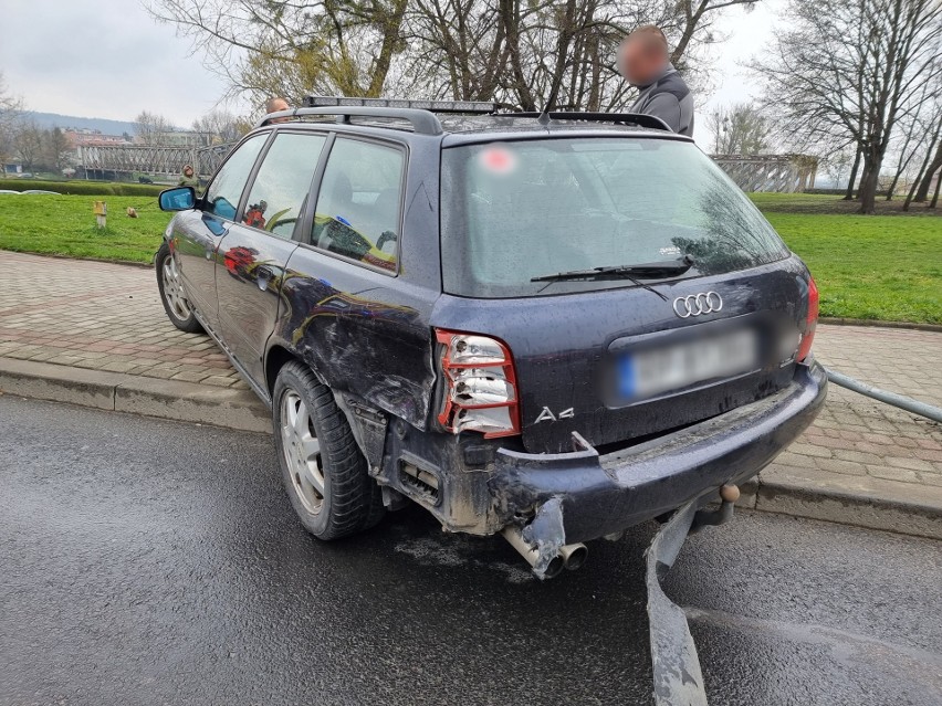 Wolontariusz ukradł w Przemyślu samochód i rozbił się w centrum miasta [ZDJĘCIA]