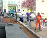 Częstochowa: robotnicy kładą granitowe bloki przy ratuszu