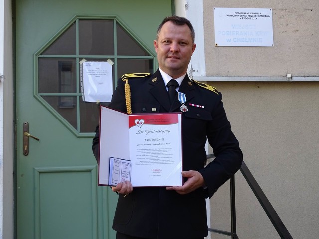 St. ogn. Karol Piórkowski otrzymał odznakę i list gratulacyjny