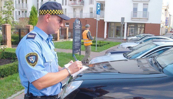 Straż Miejska w Koszalinie pełni służbę codziennie w godz. 6.30. - 22. Wczoraj popołudniowym patrolu spotkaliśmy starszego inspektora Arkadiusza Nakoniecznego. 