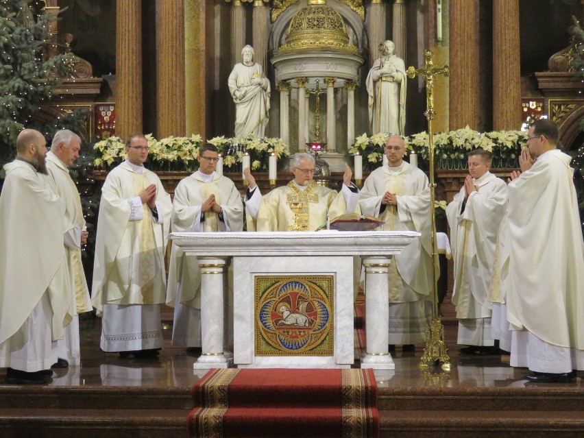 Pasterka w Piekarach Śląskich: Po mszy św. zostało otwarte Piekarskie Betlejem [ZDJĘCIA]