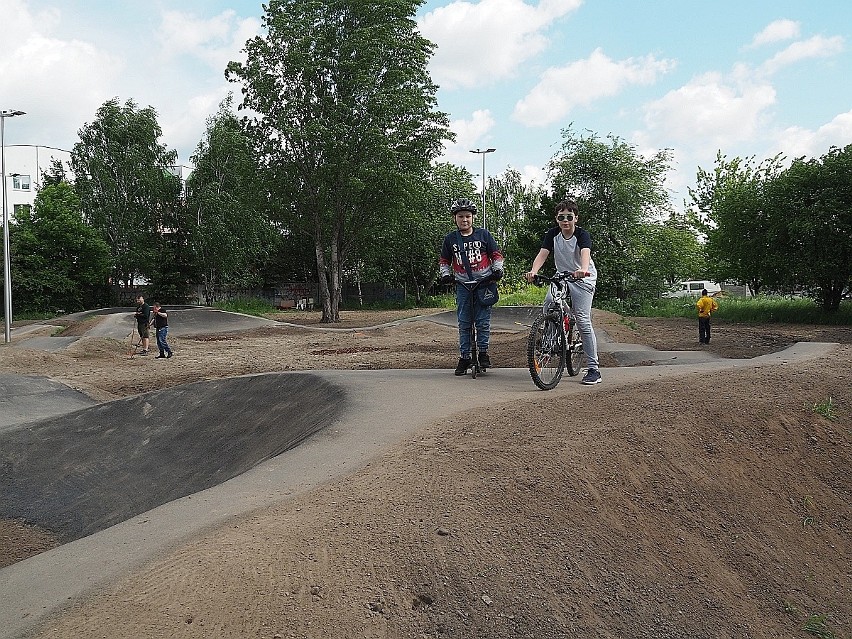 Pumptrack to kolejna atrakcja, o którą wzbogacił się łódzki park. ZDJĘCIA