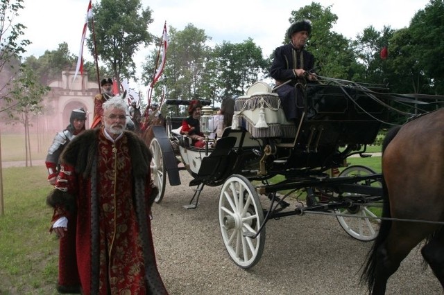 Jan III Sobieski, w tej roli Lech Sulimierski, przybył do Podzamcza Chęcińskiego na karocy.