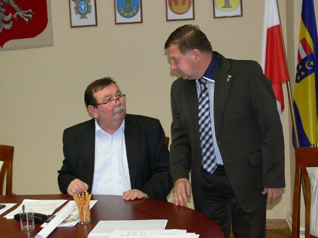 Radny powiatu tarnobrzeskiego Adam Łabuda (z prawej) z Gorzyc podziękował za przyjazd urzędników i specjalistycznej firmy do Wrzaw na ostatniej sesji.