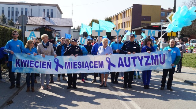 Hasłem przewodnim tegorocznego Niebieskiego Marszu dla Autyzmu były słowa “Zaświecić się na niebiesko”.