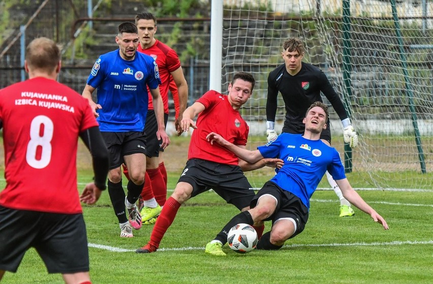 Piłkarze znad Brdy wygrali pewnie 3:0 w kolejnym meczu grupy...