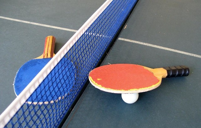 Sołtys Redęcina organizuje turniej tenisa stołowego.