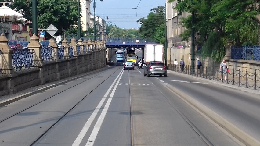 Kraków. Ciężarówka utknęła pod wiaduktem na ul. Lubicz. Uszkodziła tramwajową sieć trakcyjną 