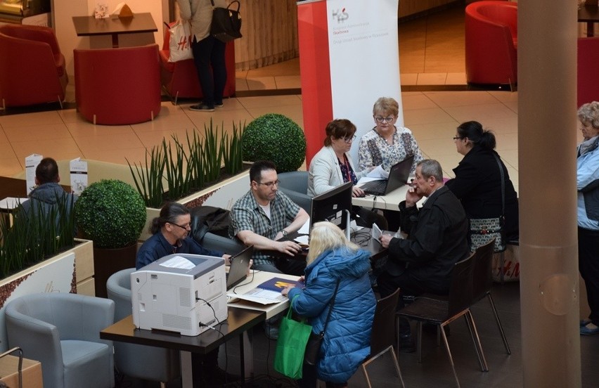 Urzędnicy skarbowi w kilku galeriach handlowych w Rzeszowie,...