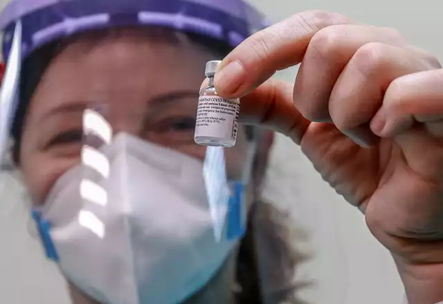Pierwsze dawki szczepionki w tzw. etapie zero, są przeznaczone dla osób, które są najbardziej narażone na zakażenie.
