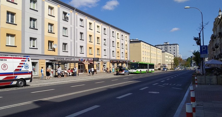 Zdarzenie drogowe na ulicy Sienkiewicza. Autobus miejski musiał gwałtownie zahamować. Sześć osób trafiło do szpitala [ZDJĘCIA]