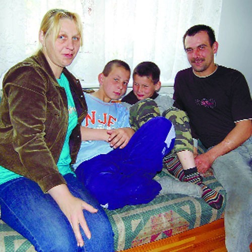 Rodzina Barbary Sobeckiej w mieszkaniu socjalnym w Bornem Sulinowie.