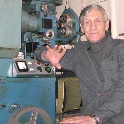 Jerzy Gujski. Ma 68 lat, w kinie Hel pracuje od 1973 roku. Wcześniej był operatorem w kinach w Bytomiu Odrzańskim i Nowej Soli.