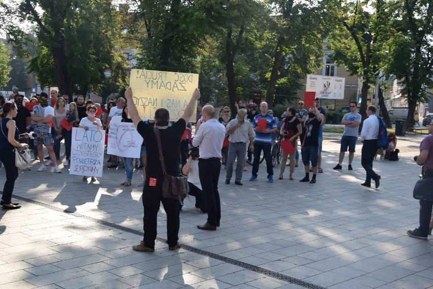 Około stu skawinian protestowało przeciw zatruwaniu...