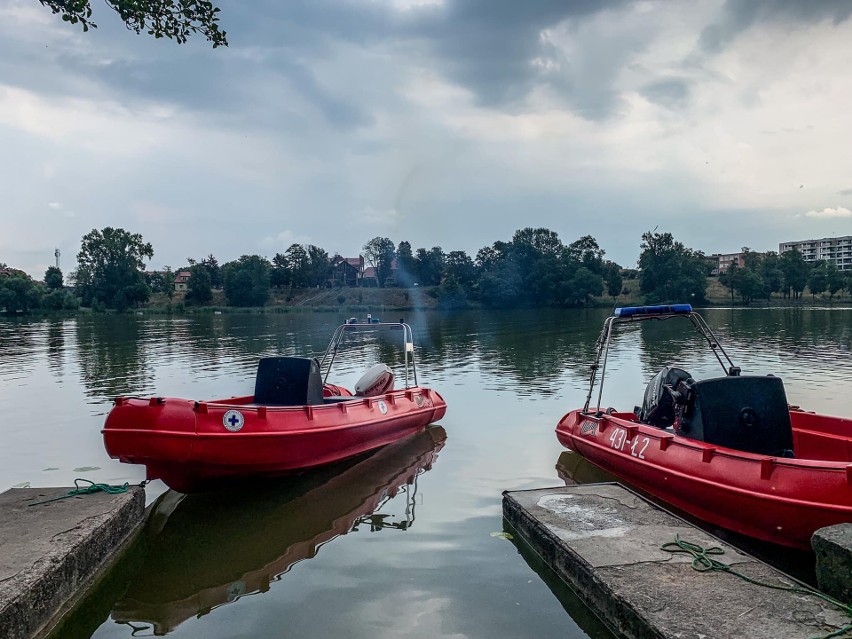 Tragiczny wypadek na Jeziorze Ełckim. Utonął 40-letni mężczyzna. Służby odnalazły ciało na głębokości sześciu metrów [ZDJĘCIA]