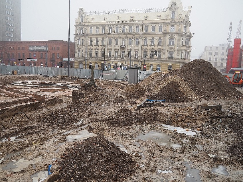 W samym centrum Łodzi trwają prace związane z budowa...