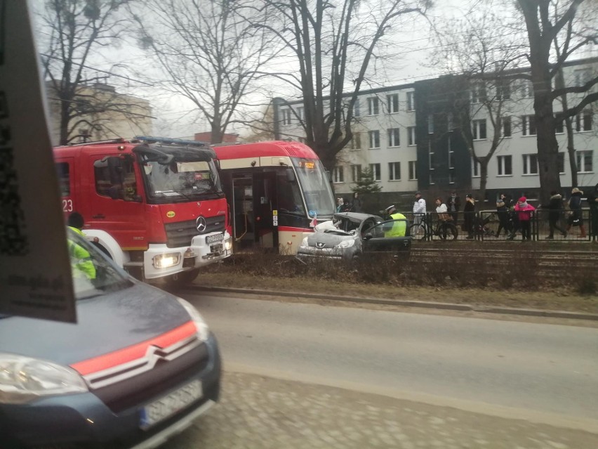 Gdańsk: Samochód osobowy wjechał pod tramwaj na ul. Kartuskiej 7.03.2022 r. Dwie osoby poszkodowane w szpitalu